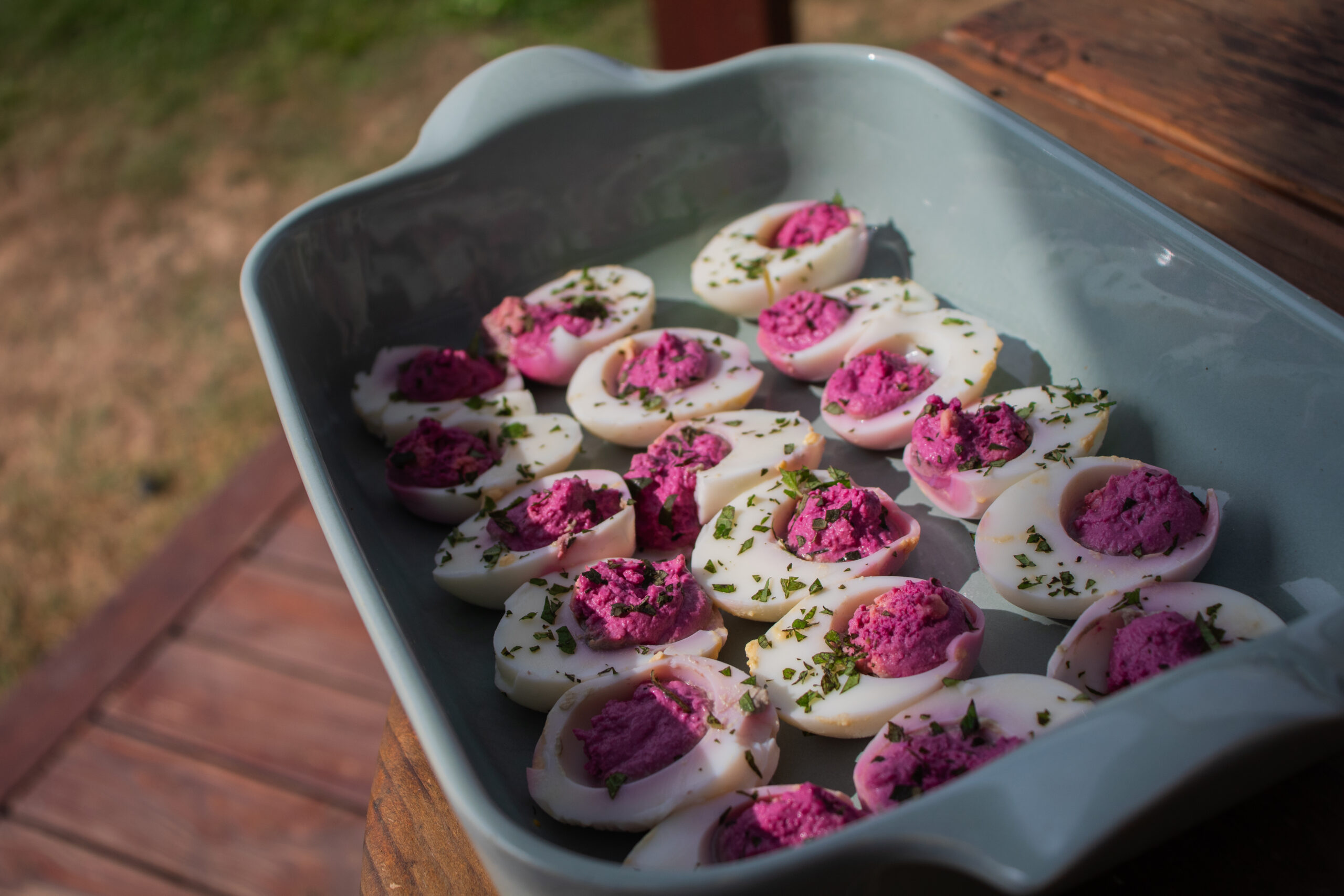 Buffet brunch d'anniversaire avec mise en place élégante et conviviale