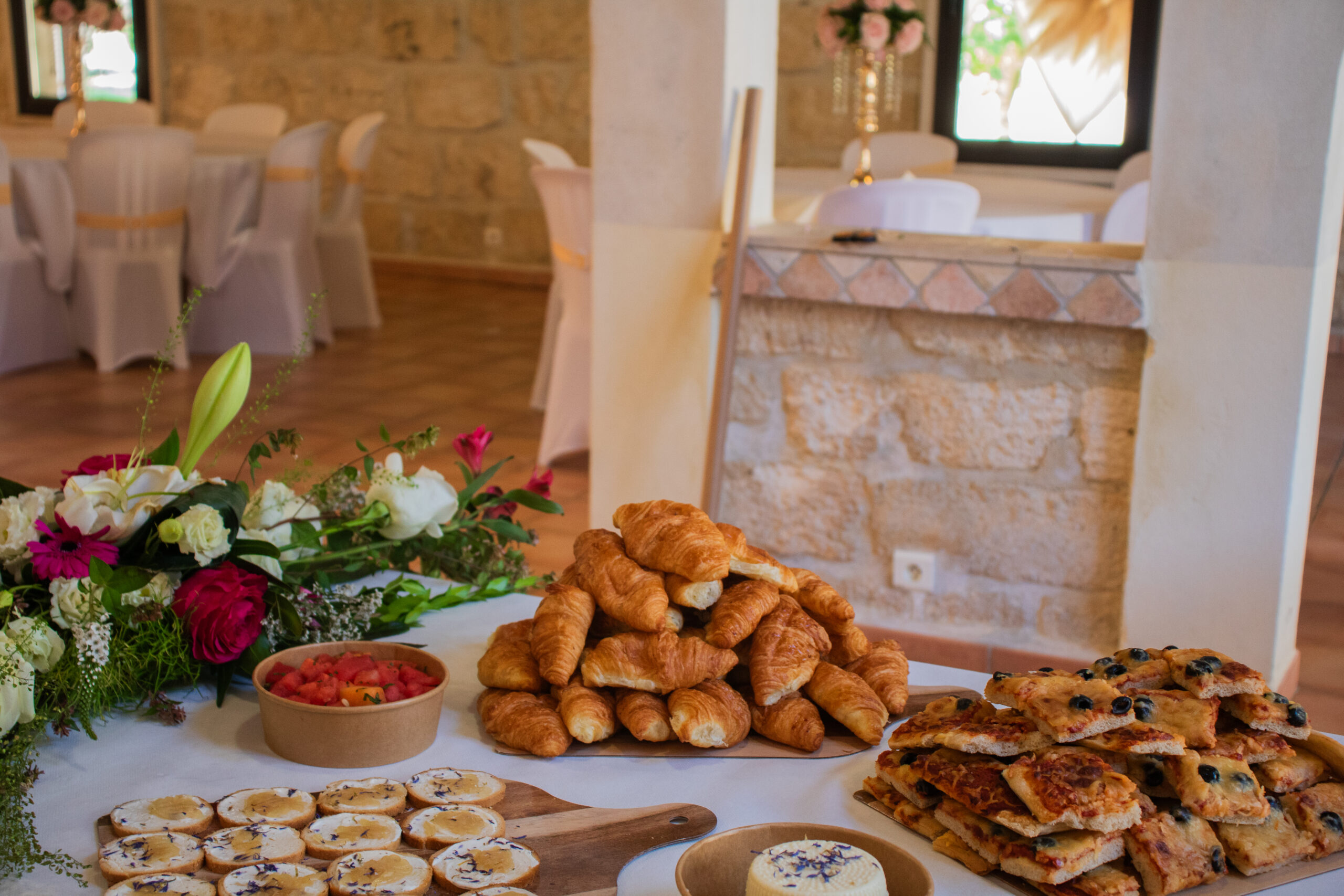 Prestation de traiteur brunch local avec mise en place soignée et produits frais