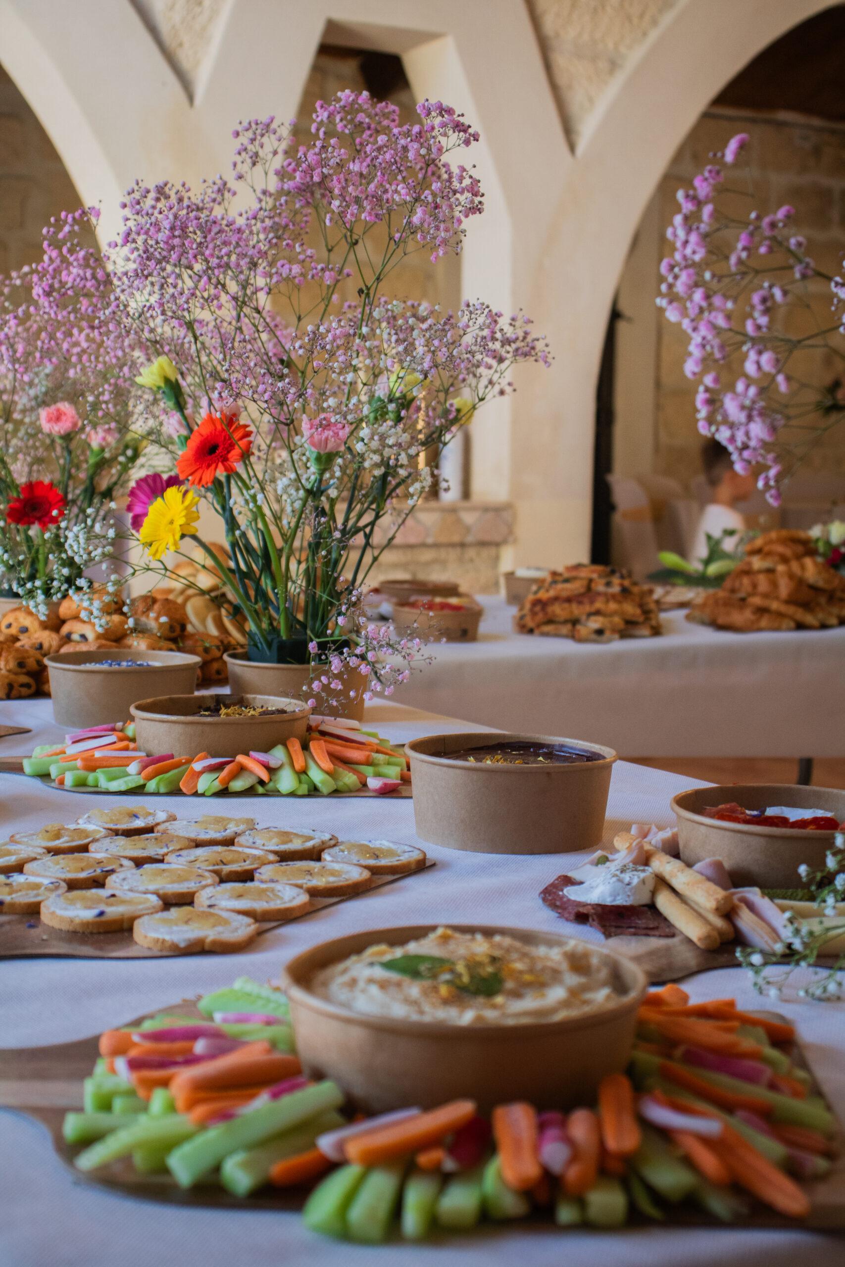 Buffet brunch d’entreprise dressé en salle