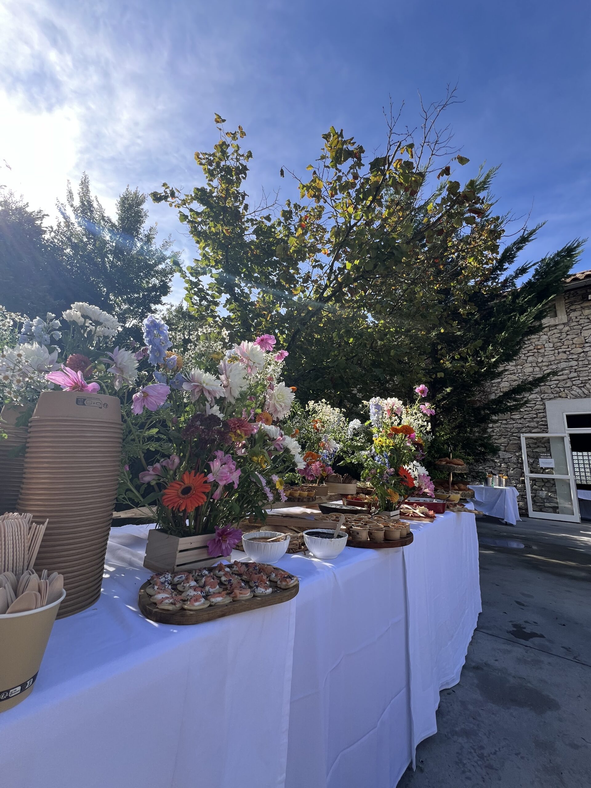 Mise en place d’un brunch événementiel par un traiteur spécialisé