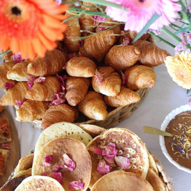 buffet brunch fleur orange et croissant
